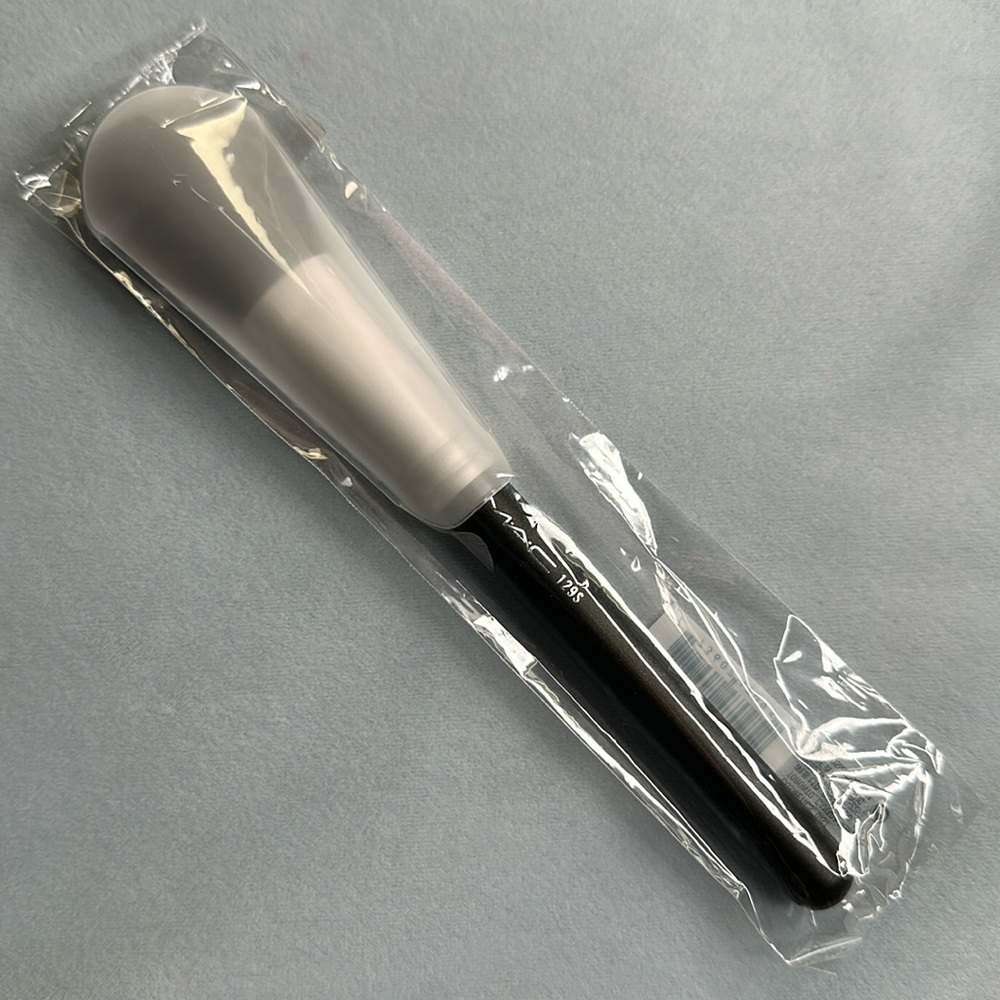 🧰 MAC COSMETICS | 129 SYNTHETIC POWDER/BLUSH BRUSH